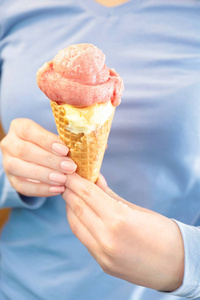 女人抱着美味的冰淇淋的部分