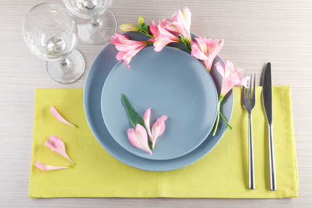 花卉装饰木制表面上漂亮的节日餐桌上设置