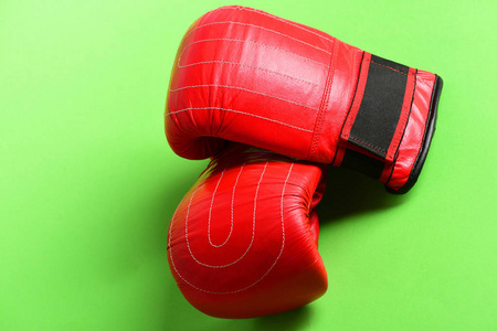 在红色的拳击手套。训练和健身的概念