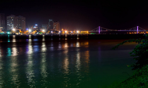 夜观的现代建筑和岘港市汉河