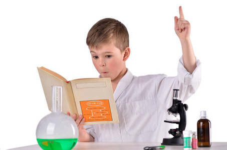 惊讶的科学家男孩在他的书中找到解决办法