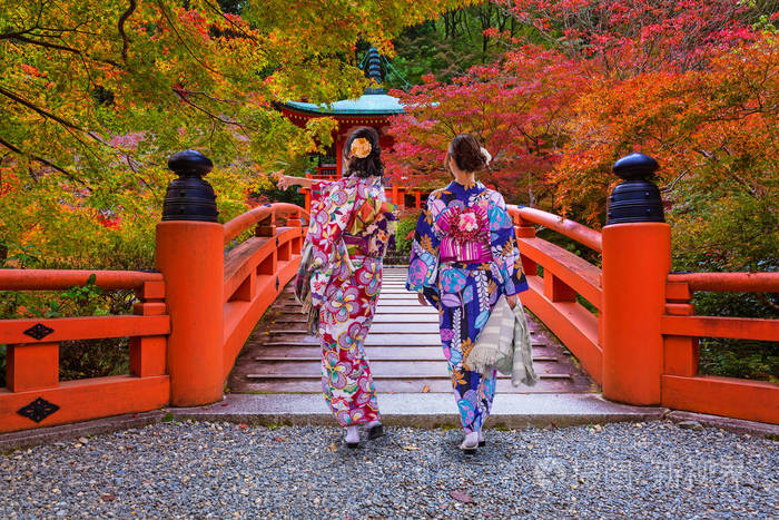 在传统的日本和服,走在京都,日本妇女照片-正版商用图片0u67zv-摄图新