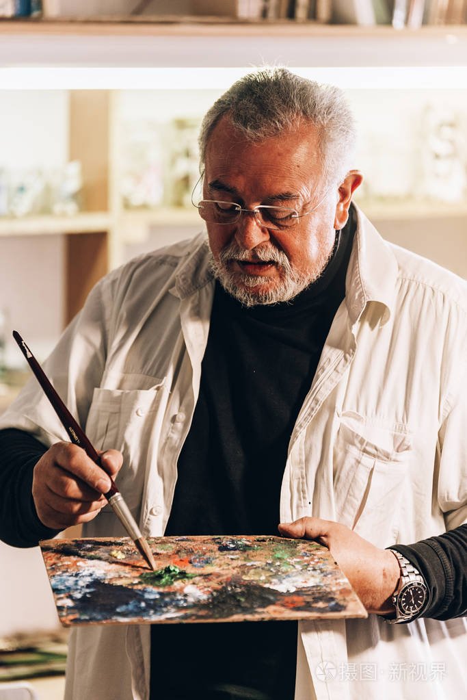在他的工作室老人艺术家绘画油