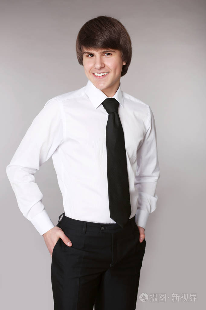 员工穿着件白衬衫配黑色领带保持双手在痘疤