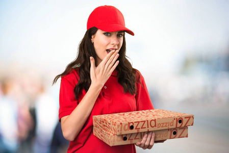 比萨饼送货女人制作惊喜的姿态不专心高建群