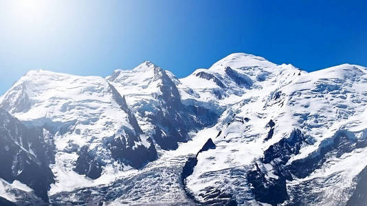 阿尔卑斯山脉从法国夏蒙尼村。蓝蓝的天空