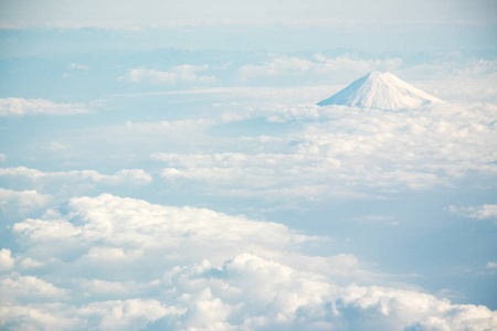 日本富士山与各组的云在鸟瞰图背景