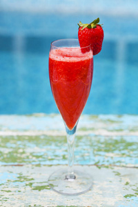 草莓的香槟杯。罗西尼鸡尾酒。夏季池