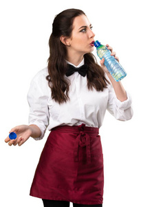 年轻漂亮的女服务生与一瓶水
