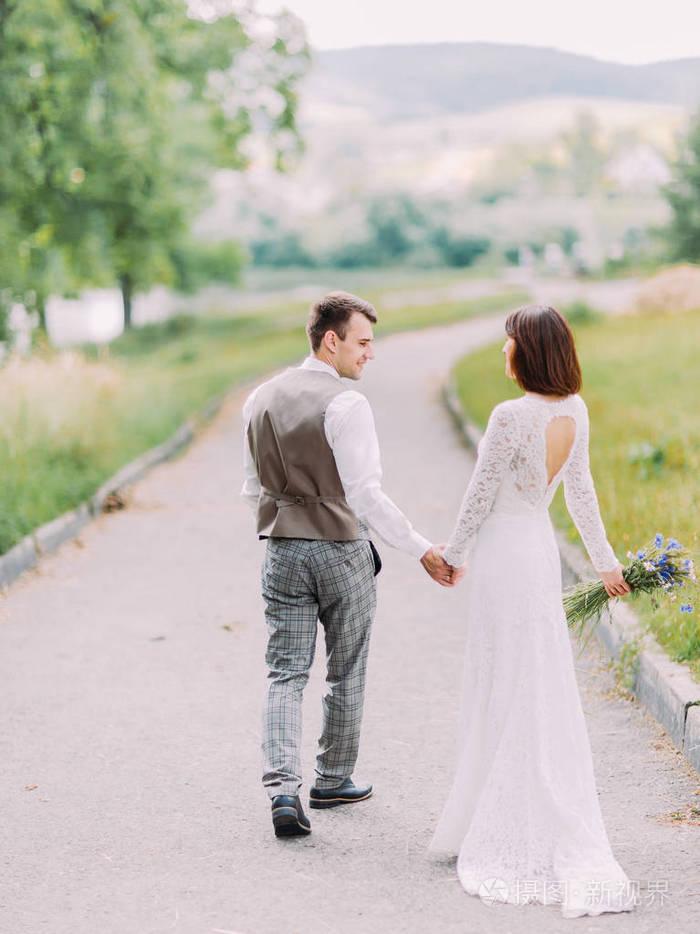 新婚夫妇走的背影
