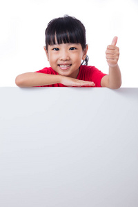 亚洲的中国小女孩后面空白的白板