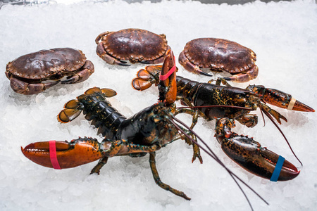 两个活龙虾和三个螃蟹照片