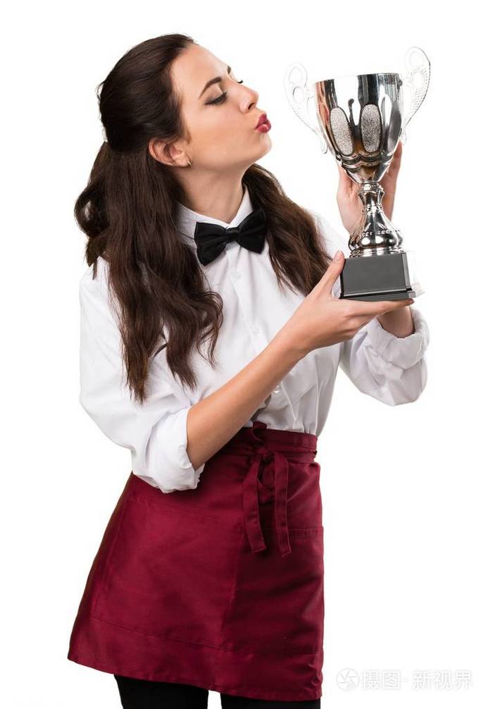 年轻漂亮的女服务员手拿奖杯