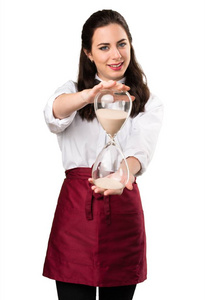 年轻漂亮的女服务员拿着古董钟