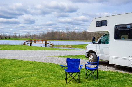 Rv 露营 和椅子在野营 家庭度假旅行，在赛道的度假之旅