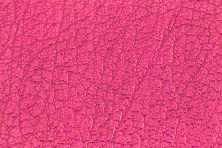 关闭了粉红色的皮革和带纹理的背景。详细沙发家具