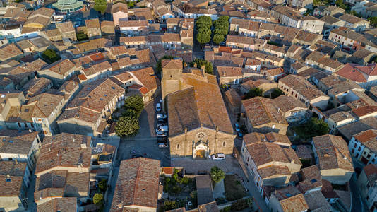 Bram 中世纪村庄建筑和屋顶从法国南部的空中顶视图