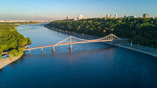 公园的人行天桥和第聂伯河从乌克兰基辅市空中顶视图