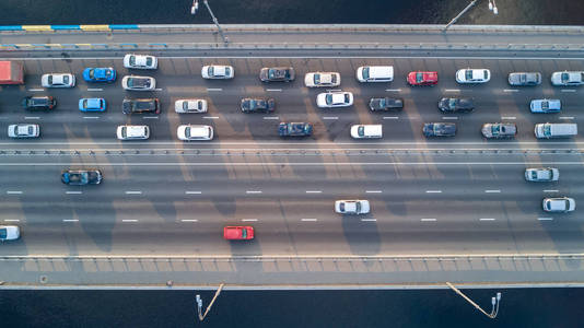 空中顶视图的桥梁道路汽车交通的车多，交通概念