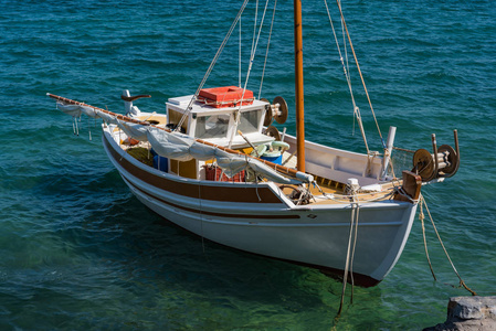 蓝色的大海，在希腊克里特伊罗达海岸渔船