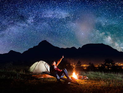 家伙在满天星斗的天空视图中显示他的情人