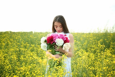 女人与束美丽的牡丹