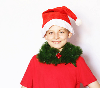 一个可爱的男孩打扮成圣诞老人的画像