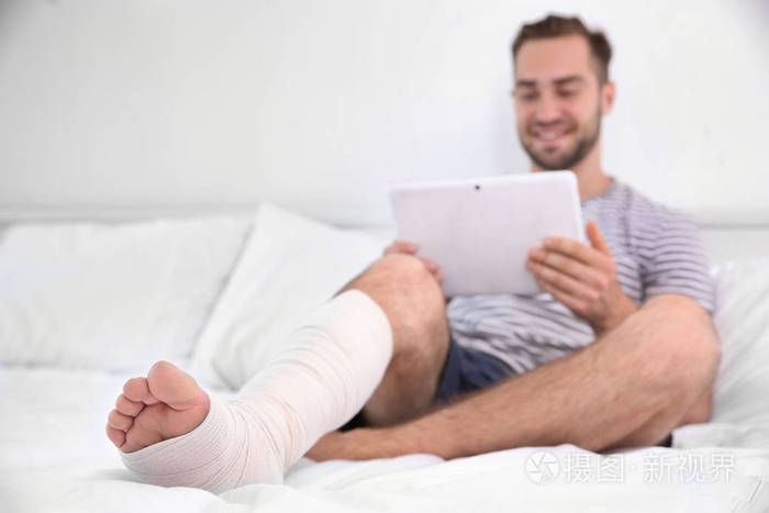 满头缠着绷带的腿