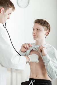 十几岁的男孩有心率听医生