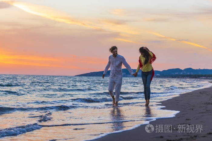 快乐年轻的浪漫的情侣在爱情中得到乐趣上美丽的海滩,美丽的夏日