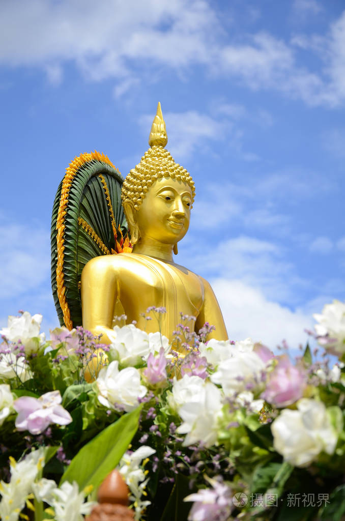 明亮的天空背景上的佛像照片-正版商用图片0u6mdx-摄图新视界