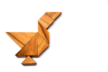 木制七巧板拼图在白色背景上的鸭子形状