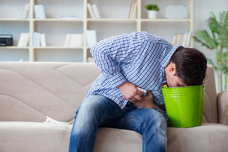 男子患有胃不舒服,呕吐照片