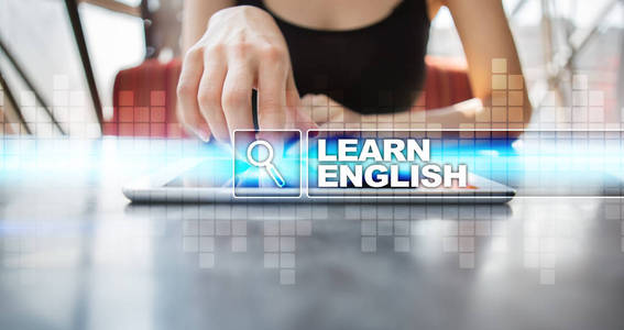 女人使用 tablet pc 和选择学习英语