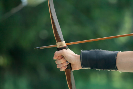 女子射箭手保持弓