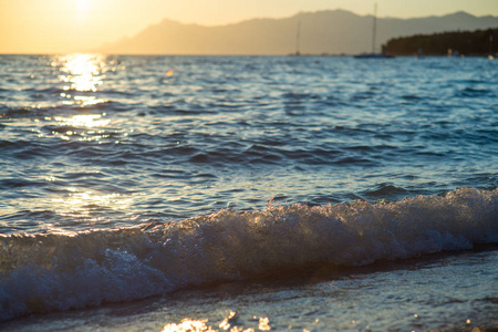 海浪和涟漪在日落背景图片