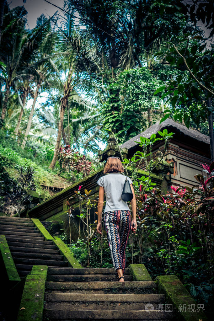 在巴厘岛,印度尼西亚雨林的性感年轻黑发美女女人