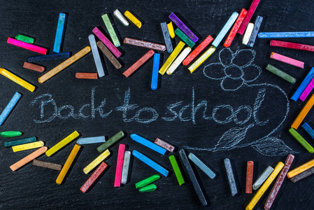 跟学校文字用白色粉笔在黑板上，开始教育暑假之后回黑色黑板