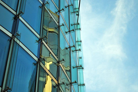 现代的建筑。现代办公大楼与玻璃幕墙