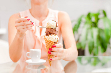 女人吃巧克力蛋卷冰淇淋