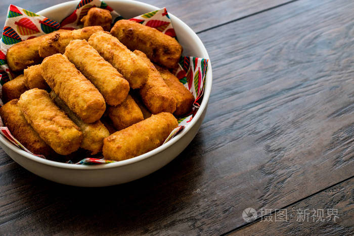 在木质表面上的土豆饼croquetas