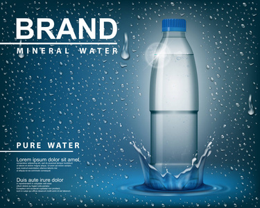 纯矿泉水广告，透明发光塑料瓶使用滴蓝色背景上的元素。逼真的 3d 矢量插图包装饮用矿物质水容器样机模板