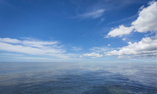 海与蓝蓝的天空背景