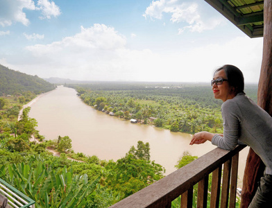 女人的美丽的河和 Phunphin，泰国素叻府的山景