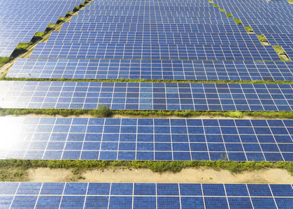 太阳能电池板农场的鸟瞰图