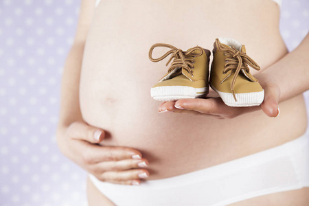 孕妇持婴儿鞋