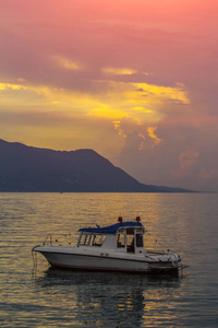 美丽的景色，日内瓦湖船从蒙特勒市与瑞士沃州阳光灿烂的夏天一天