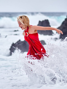 在海滩上穿红裙子的女人