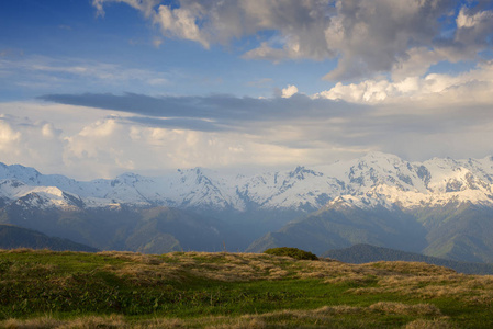 在风暴后山风景