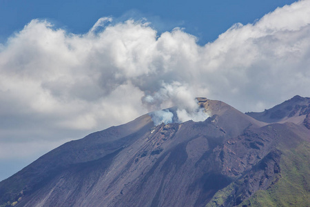 两个烟气羽流出来的斯特龙博利火山山